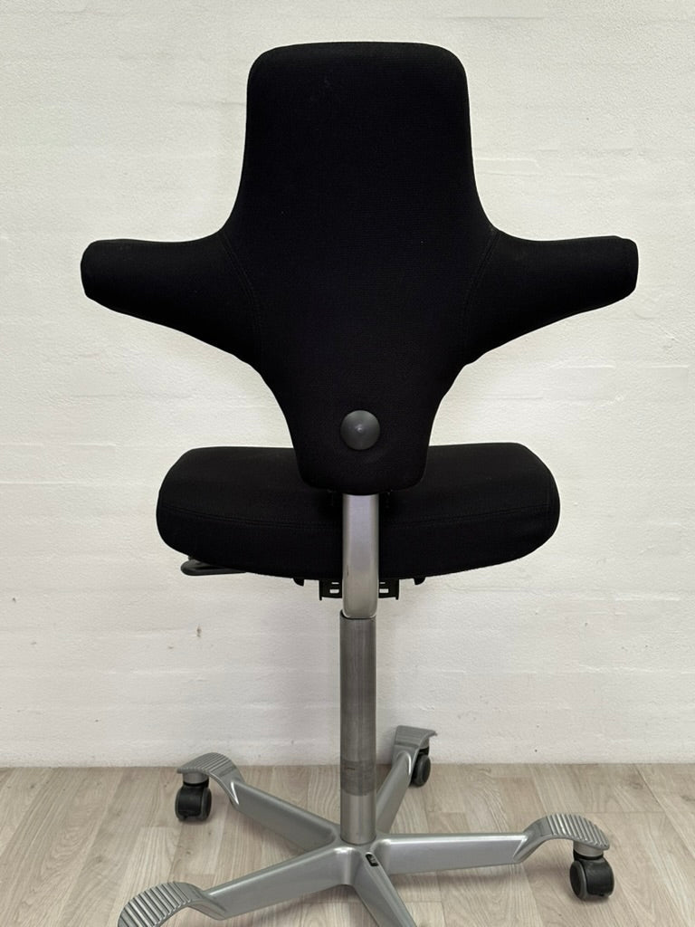 Upcycled Capisco kontorstole (standard sæde) - A New Story