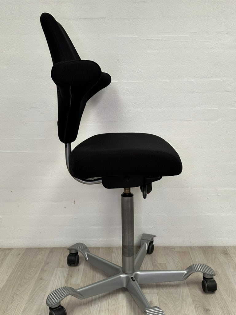Upcycled Capisco kontorstole (standard sæde) - A New Story