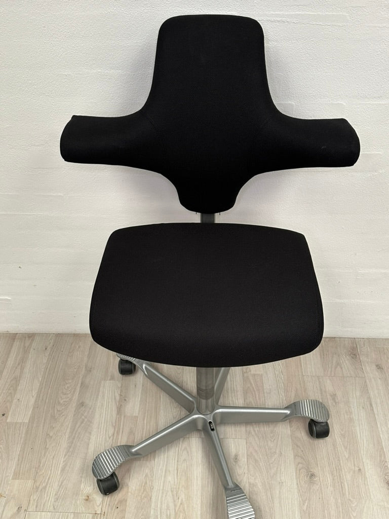Upcycled Capisco kontorstole (standard sæde) - A New Story