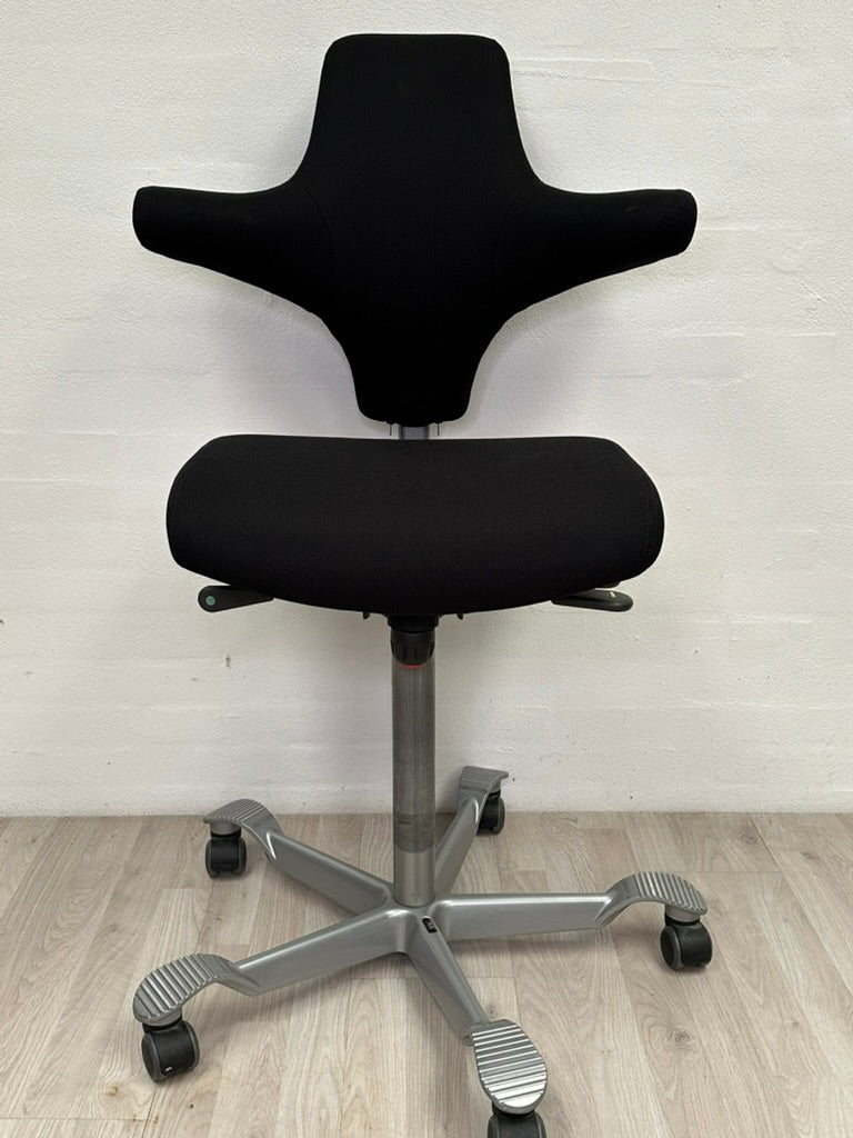 Upcycled Capisco kontorstole (standard sæde) - A New Story