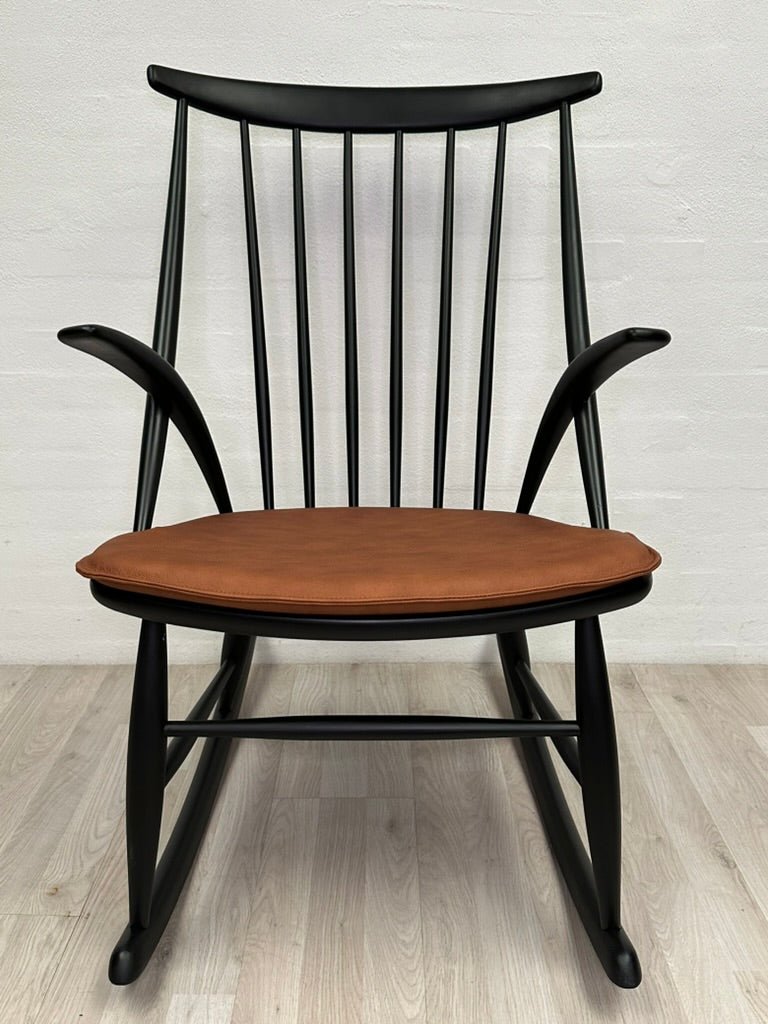 Upcycled Illum Wikkelsøe gyngestol - A New Story