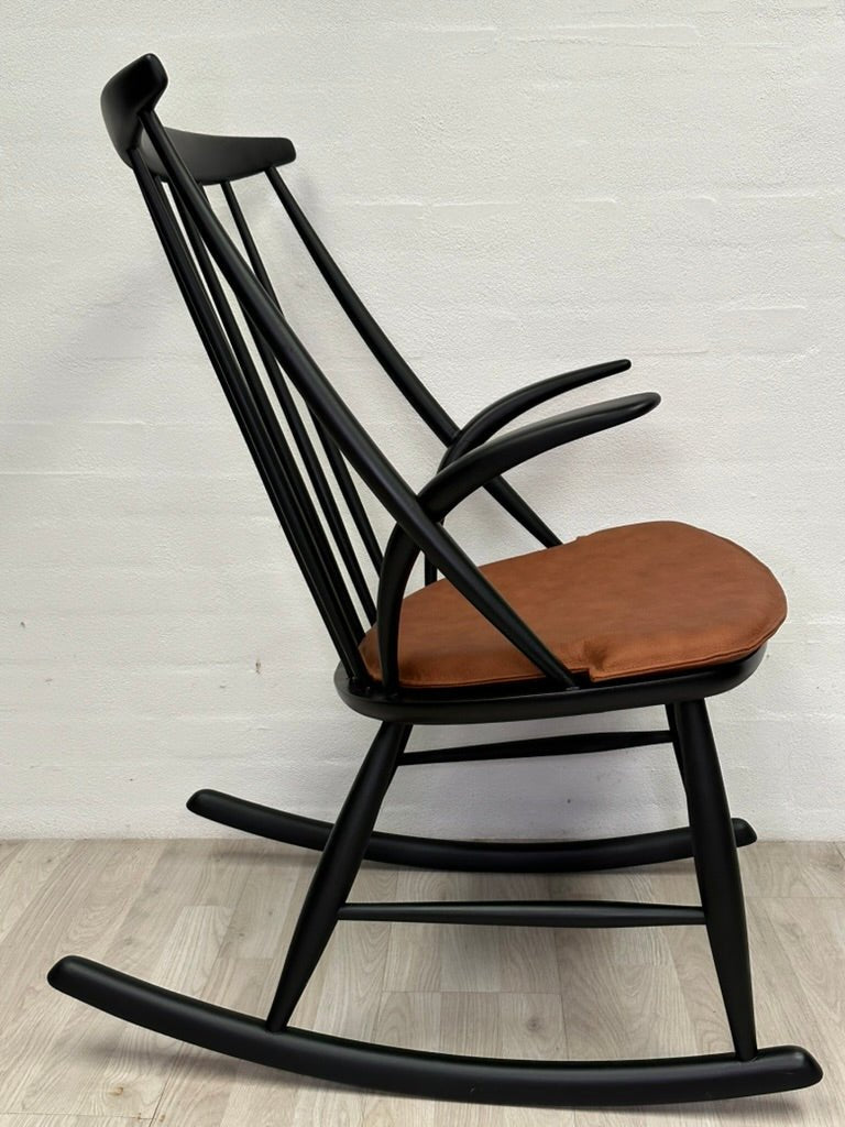 Upcycled Illum Wikkelsøe gyngestol - A New Story