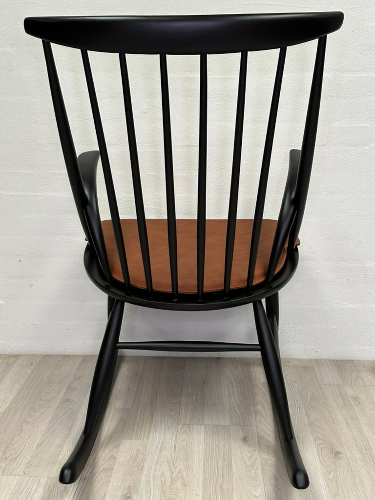 Upcycled Illum Wikkelsøe gyngestol - A New Story