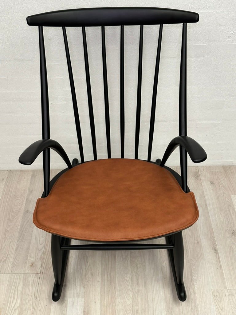 Upcycled Illum Wikkelsøe gyngestol - A New Story